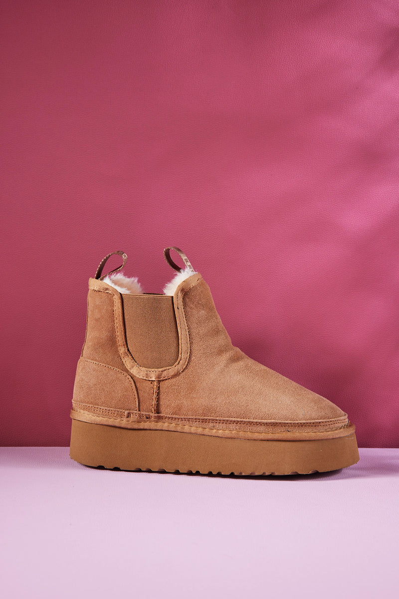 UGG Chelsea On The Land Suede Shearling Boots - Chestnut