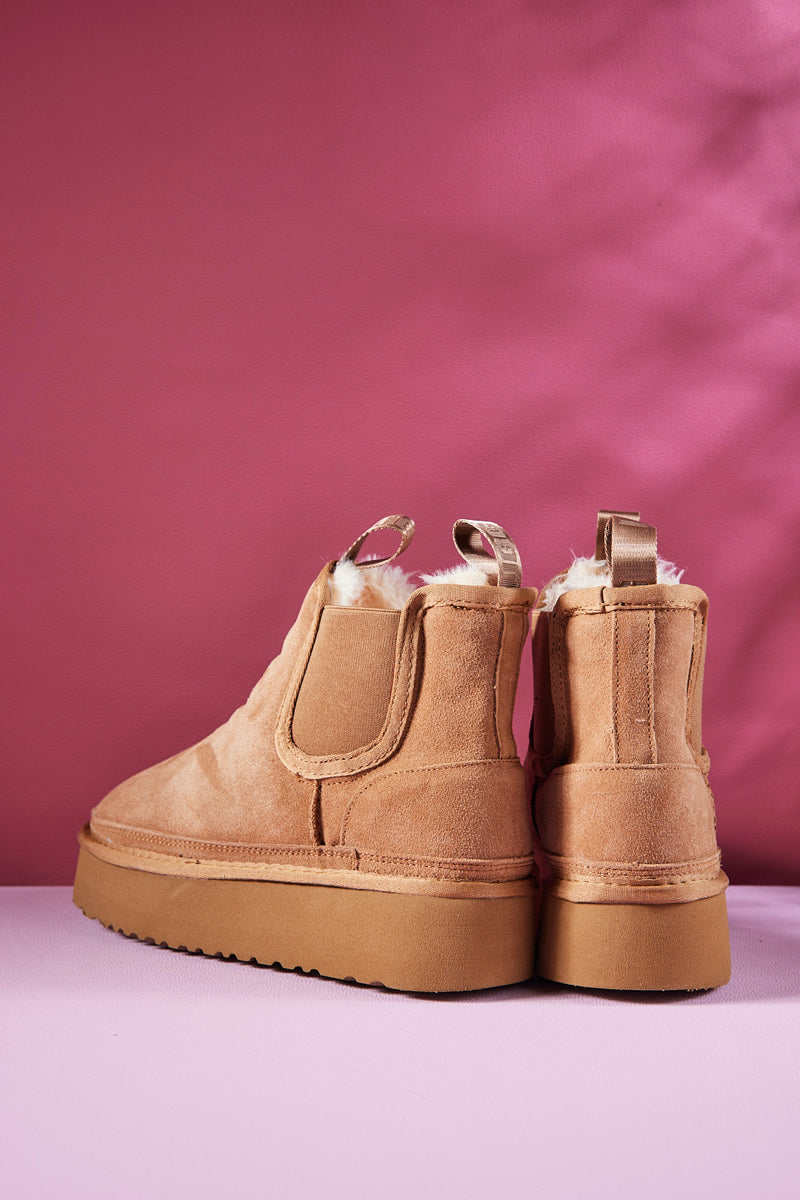 UGG Chelsea On The Land Suede Shearling Boots - Chestnut
