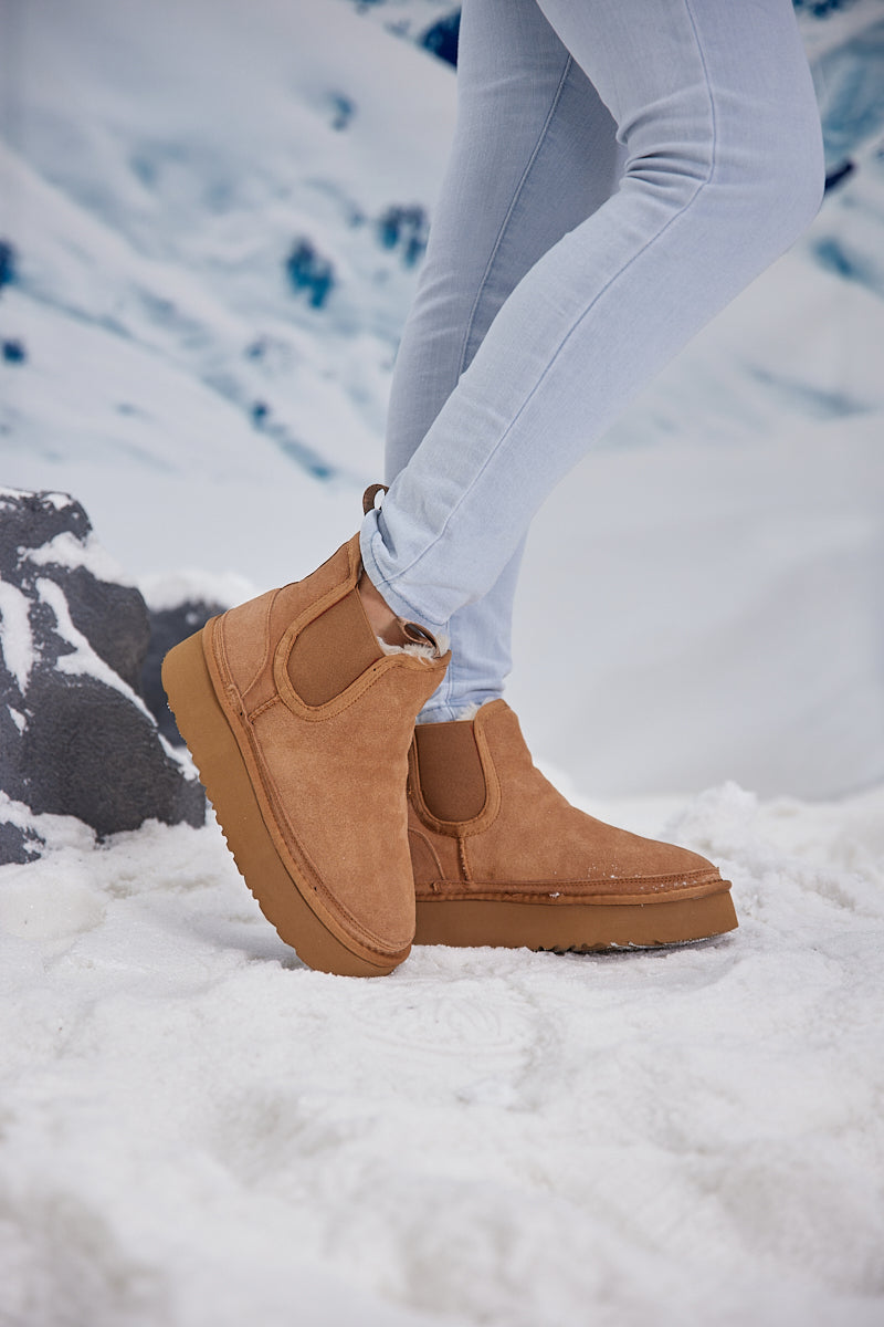 UGG Chelsea On The Land Suede Shearling Boots - Chestnut